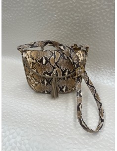 Compatta e raffinata, questa borsa da donna in pelle stampa pitone è pensata per completare con eleganza i look quotidiani. La l